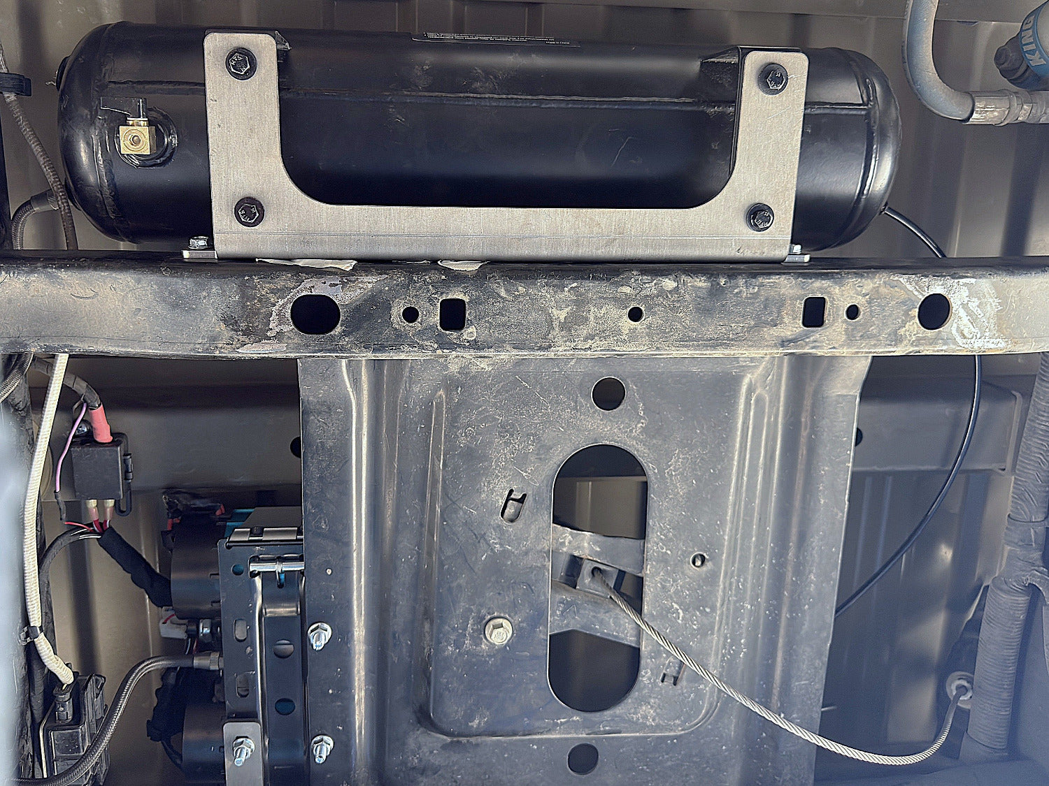 2017-2026, Ford Super Duty, 2.5 Gallon Air Tank Mounting Kit